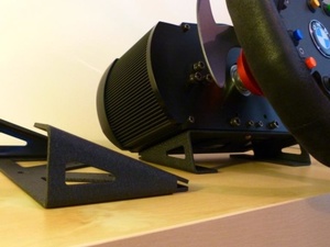 Le table-clamp Fanatec et le support livré d'origine